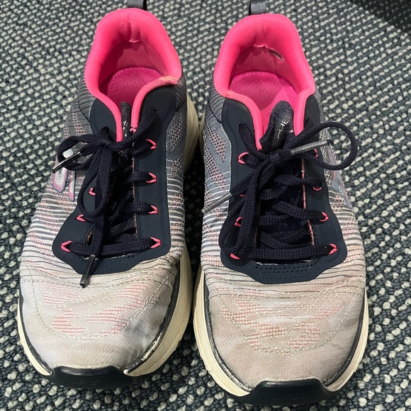 SKETCHERS max cushioning arch fit sneaker - Picture 1 of 4